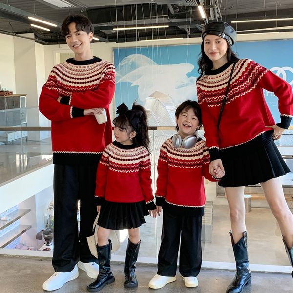 Hiver Mom Fille Red Cartoon Pullaires Casual Mignon Rabbits Tops tricotés pour père et fils Famille coréenne Matching Tenues 230316