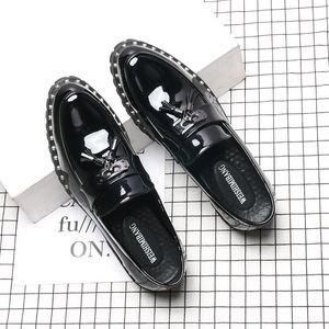 Winter Nieuwe Britse heren gerichte Tassel schoeisel Casual lederen schoenen met verhoogde zwarte lakleer Zakenschoenen