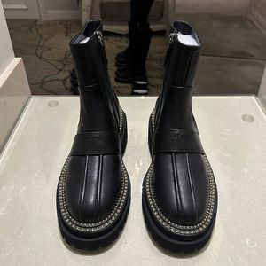 Winter Nieuwe Platte Bodem Laarzen Beroemde Vrouwen Designer Metalen Letter Rits Laarsjes Dames Laarzen Echt Leer Ronde Kop Strass Antislip Martin Boot