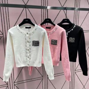 Invierno nuevos tejidos camisetas para mujeres diseñadores cárdigan de punto cosido a mano diseño de botones de amor chaqueta suéter delgada