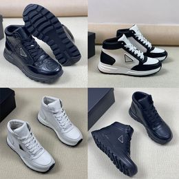 Winter Nieuwe Stijlvolle hoge sneakers heren merk designer driehoek reliëf zijkant koeienhuid Bovenste Man Minimalistisch comfortabel Schuimrubberen zool chaussures homme