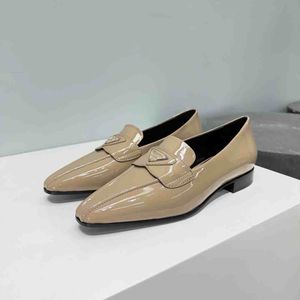 Nouvelles chaussures à talons épais rétro unisexes avec boucle triangulaire d'hiver, jolies pièces à la mode et polyvalentes, talons carrés épais qui font absolument votre pied