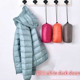 Hiver Nouveau canard blanc pour femmes Down à capuche rembourrée à manches longues courtes minces de mode à la mode à la mode parka casacos plus taille s-7xl