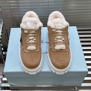 Hiver nouvelles femmes classique célèbre robe chaussures de luxe marque de créateur en métal Triangle Logo à lacets chaussure décontractée semelle épaisse anti-dérapant en peluche chaud mode dames baskets