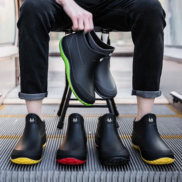 Botas de lluvia de invierno Hombres Mujeres Moda Manga corta Aislamiento de felpa Lavado de autos al aire libre Cocina Antideslizante Zapatos casuales impermeables 231226