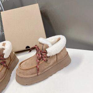 Botas de nieve de gamuza de piel de oveja de invierno con cordones y lengüeta en el talón punta redonda sin cordones Pisos botines Piel clásica en cuero zapatos de diseñador de lujo para mujer zapato de fábrica