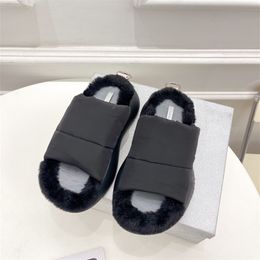 Diseñador de diapositivas de invierno Sandalias para mujer Zapatillas Flip Flops Pan plano de lujo Zapato Suela Plataforma Tacones altos Abajo Casual Piel de conejo Sofá Zapatos femeninos 35-40