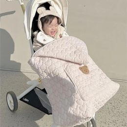 Coucaire de poussette d'hiver enleceau à chaud Born Swaddle Infant accessoire matelassé à trap de manteau à vent enveloppe de courtepointe 231222