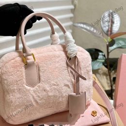 Estilo de invierno Mini bolso de mano clásico Bolso de almohada de lana de cordero de alta calidad Bolso bandolera de hombro Bolso de maquillaje de embrague esponjoso Diseñador Regalo de Navidad 231108