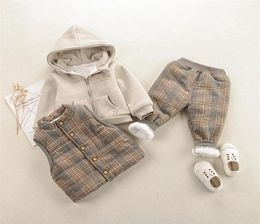 Trajes de invierno para niños pequeños para bebés, niños cálidos, conjunto de 3 piezas, abrigo con capucha, pantalones a cuadros, chaleco a cuadros, ropa para niños, conjunto 12M5T T200706559632