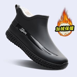Bottes de pluie chaudes en velours d'hiver pour hommes chaussures imperméables antidérapantes chaussures en caoutchouc résistantes à l'usure à tube court chaussures de pêche 240309