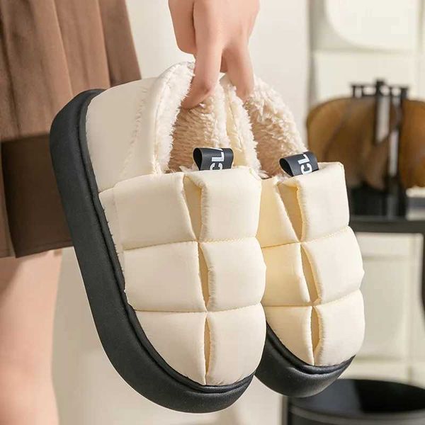Botas de nieve cálidas de invierno Diseño de piel Mujeres Nuevo Corto Antideslizante Luz Cómodo Hombres Zapatillas de casa Zapatos de pan de alta calidad 230922