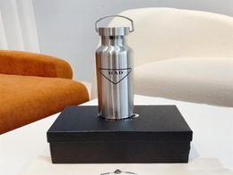 Bouteilles d'eau d'hiver concepteur de luxe aspirateur tasse de bouteille PRA P marque en acier inoxydable avec une boîte thermos 500 ml d'eau 348f3130231