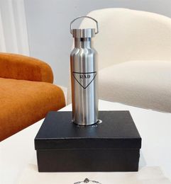 Bouteilles d'eau d'hiver concepteur de luxe aspirateur tasse PRA bouteille p marque en acier inoxydable drinkware avec boîte thermos tasse 500 ml d'eau 21129336113