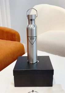 Bouteilles d'eau d'hiver concepteur de luxe aspirateur tasse PRA bouteille p marque en acier inoxydable drinkware avec boîte thermos tasse 500 ml d'eau 348f1541258