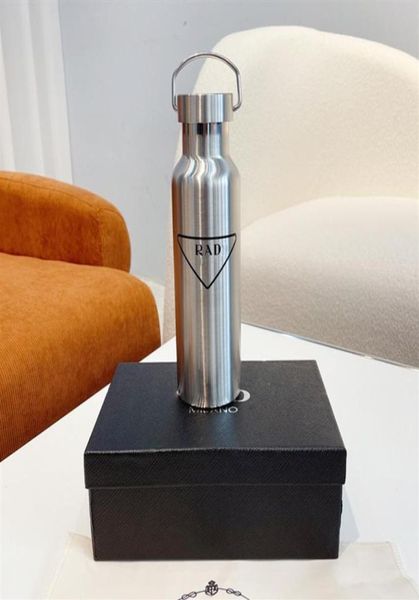 Bouteilles d'eau d'hiver concepteur de luxe aspirateur tasse de bouteille PRA P marque en acier inoxydable drinkware avec boîte thermos tasse 500 ml d'eau 348f6963770