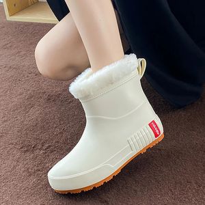 Mujer de invierno Zapatos de lluvia cálidos Botas de goma Chanclos calentados para mujer con botas de lluvia de tobillo de piel Botas de agua impermeables para jardín Calzado 240102