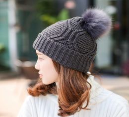 Winter Woman039S CAP avec fausse fourrure pom pom géométrique en tricot CPA solid crochet beanies cueillettes chapeaux 6564134