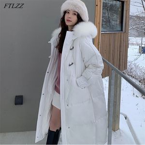 Hiver Femmes Grand Fourrure Artificielle À Capuche Épais Long Vers Le Bas Manteau 90% Blanc Canard Parka Corne Bouton Neige Outwear 210430