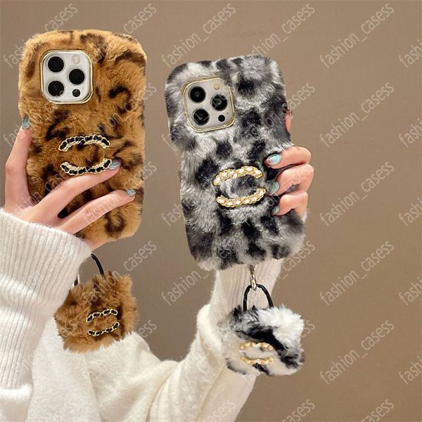 Cas de téléphone d'hiver pour femmes Designer Leopard Fluffy IPhone 14 13 12 Pro Max 15promax Étuis de protection pour téléphone portable avec mini sac pendentif