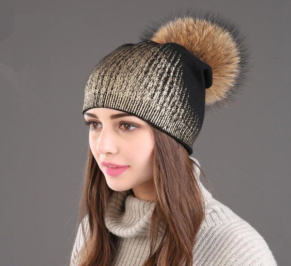 Bonnet en laine pour femmes d'hiver, chapeau décontracté, impression de couleur métallique, bonnet ample en cachemire tricoté avec boules de pompon en fourrure de raton laveur2604230