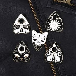 Witch Ouija Email Pins Custom Witchcat Sun Moon Skull Broches Rapel Badges Black Punk Gothic sieraden Gift voor kinderen Vrienden