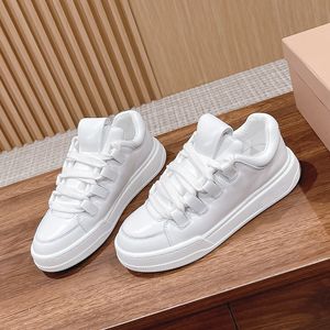 Avec boîte 2024 Automne Nouveau Petit Blanc Femmes Conseil Plat Designer En Cuir De Haute Qualité Casual En Plein Air Confortable Chaussures De Sport Tailles 35-40 + Boîte 2275