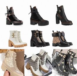 Winter Martins Platform Lace-up Designer martin Desert Boot Enkellaarzen met hoge hakken voor dames Love Arrow Real Leather Flamingos Medal Heavy Duty Soles 35-45