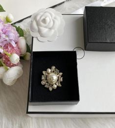 Avec Box Chr Brand Women Designers Pins 38 cm Conception de perle Broches de luxe plaquées en argent pour la combinaison d'écharpe en soie épingle bijoux A5920555