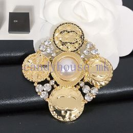 Avec Box Crystal Brooches Pins de créateurs lettre de marque Brooch High Quality Pearl Pin Jewelry Suit épingle Top Vendre la robe pour femmes Mari Mariage de mariage Cadeaux