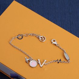 Avec une boîte de concepteur Bracelet Femmes Lettre de charme rose Bracelet Bracelet Bracelet Fashion de haute qualité Personnalisez les beaux bijoux de luxe pour Girl Gift