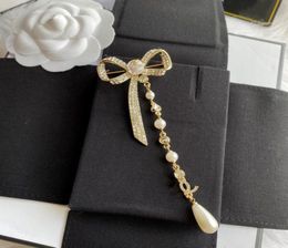 Avec des broches de lettre de coffre Ch broches pour femmes et hommes Bowknot Quality Fashion Brooch Bijoux Accessoires Gift Drop Ship5944212