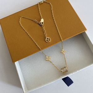 Avec une boîte de concepteur classique collages pendentifs de luxe Femmes 18 km de lettre d'or collier de luxe bijoux fleurs