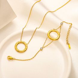 Avec coffre de bijoux de créateur de coffre de luxe Femmes Love Collier cadeau Bracelet Bracelet Spring Nouvelle collection de haute qualité Collier de style classique