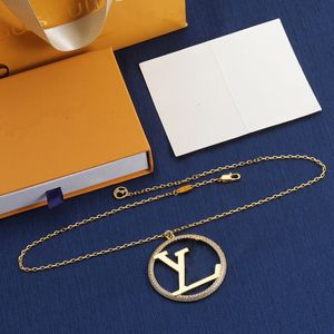 Avec un collier de créateur de boîte Love Colliers de pendentif masculin et féminin Collier en acier inoxydable