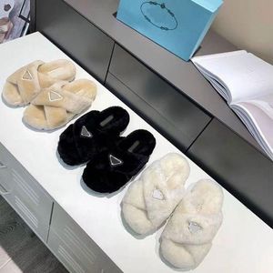 Met doosontwerperschoenen wollen slippers