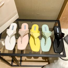 Con zapatillas de diseño de caja Sandalias planas de cuero cepillado zapatos de mujer Aqua blanco negro Polvo rosa amarillo playa zapatilla moda verano mujer diapositivas
