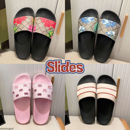 Con caja Zapatillas de diseñador Zapatillas para hombre Sandalias planas Tela negra Diapositivas de goma Lona Flores azules Estampado de fresa Zapatilla de playa Chanclas de verano Sandalias para mujer