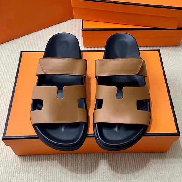 Con caja zapatillas de diseño sandalias sandalias de cuero playa de verano e invierno zapatillas de felpa de fondo plano Elegante, clásico e informal