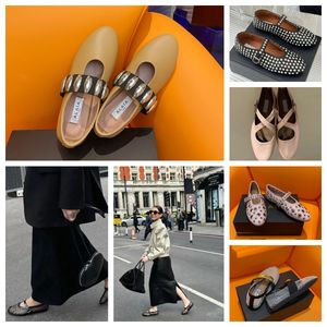 Met doosjerkleedschoenen Designer Sandaalschepen Schuifregelaar Flat Dancing Women Round Teen Boat Shoes Leather Gai geklonken gesp geschoenen Maat 35-40