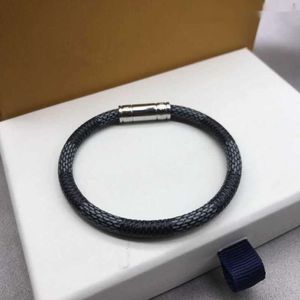 Avec des créateurs de mode de mode bracelets hommes gris charme délicat de bijoux de luxe invisible Nouveau bracelet en cuir en cuir or magnétique de boucle magnétique 17/19 cm