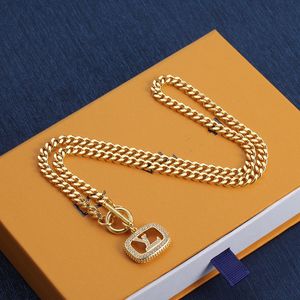 Con CAJA Collares pendientes de moda para mujeres Hombres Elegante collar de hip hop Cadenas de gargantilla de alta calidad Joyería de diseñador Chapado en oro de 18 quilates Regalo para niñas