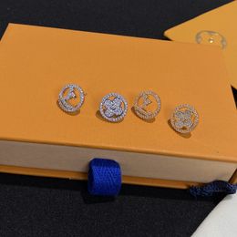 Met DOOS Mode-oorknopjes 18k gouden oorbel Luxe meisjesbriefbloemoorbellen Klassiek seniorenpaar Cadeauaccessoires Designer-sieraden