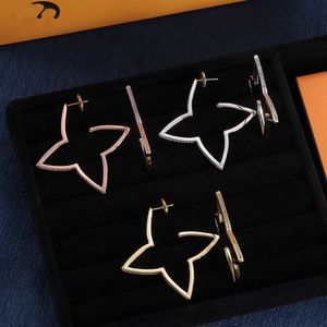 Avec des boucles d'oreilles en or et en argent avec des designs magnifiques et élégants pour les femmes Stud comme cadeaux, bijoux de créateurs de la Saint-Valentin