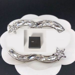 Con incrustaciones de caja Alfileres de cristal Broche de diseñador Oro de 18 quilates Broches de letras de marca Pin Regalos de joyería de boda Alfileres de cuello Alfileres de vestir versátiles unisex Broche de moda