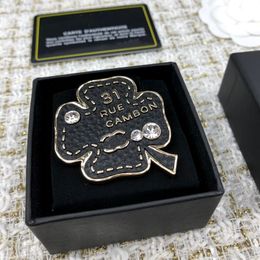 Avec boîte épinglettes de luxe femmes marque lettre broches feuilles conception broche strass bijoux concepteur broche charme perle broche hommes broches cadeau de fête