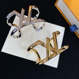 Con caja de lujo brazalete de acero inoxidable pulseras para hombre letra de marca de oro amantes plateados plateados diseñadores de brazaletes accesorios de joyería regalo de vacaciones