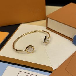 Avec des bracelets de luxe en boîte Femmes Bangle Designer Lettre bijoux