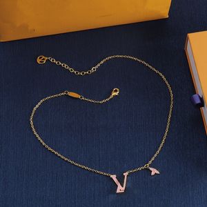 Avec boîte de luxe rose lettre pendentif colliers créateurs 18 carats plaqué or mode filles collier Chocker fête de Noël meilleurs bijoux pas de décoloration