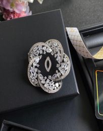 Con CAJA Mujeres de lujo Diseñador Marca Carta Broches 18K Chapado en oro Cristal Joyería de diamantes de imitación Broche hecho a mano Pines Hombres Casarse Wed7578217